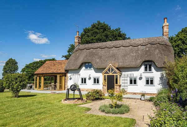 A la foto es mostra l'objecte Hilltop Cottage situat a la ciutat de Chalbury.