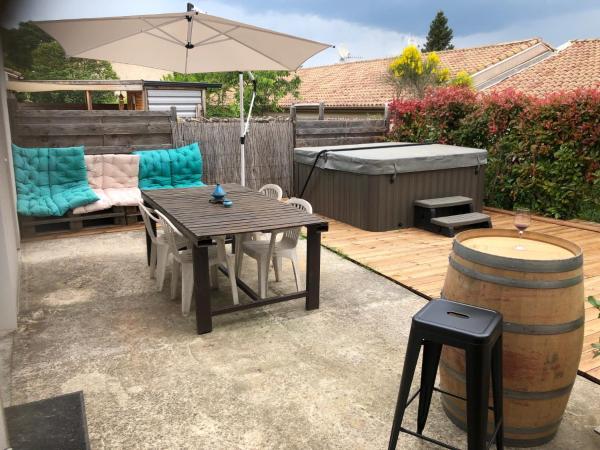 A la foto es mostra l'objecte Villa avec Jacuzzi situat a la ciutat de Frouzet.