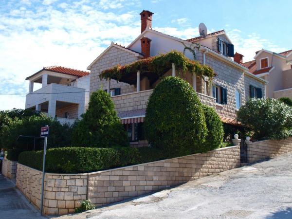 A la foto es mostra l'objecte Apartments Etica situat a la ciutat de Postira.