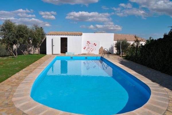 写真にはEl Almicerán市にあるCasa rural JUNCAREJO S CAZORLA PISCINA COMPARTIDAが写っています。