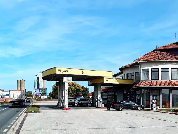 På billedet ses objektet Motel Gas-Petrol Samac beliggende i byen Bosanski Šamac.