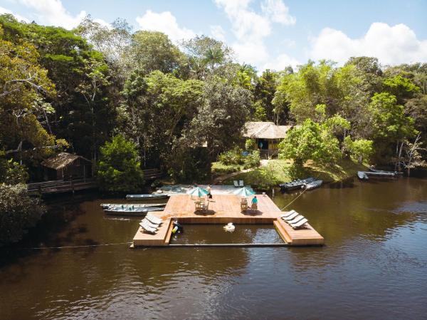 A la foto es mostra l'objecte Dolphin Lodge situat a la ciutat de Careiro.
