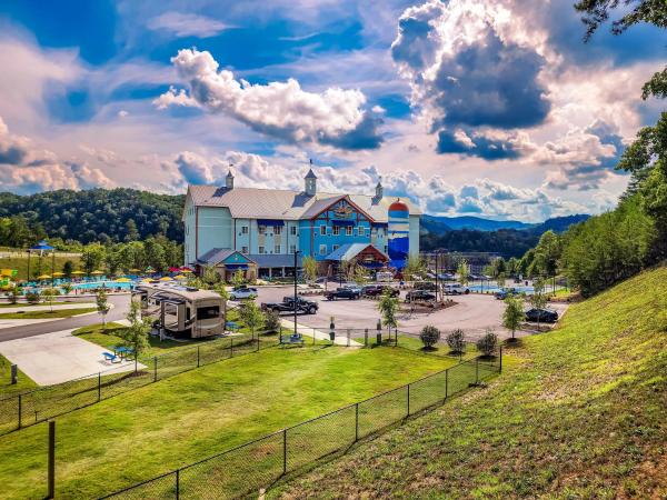 Na zdjęciu widoczny jest obiekt The Lodge at Camp Margaritaville położony w mieście Pigeon Forge.