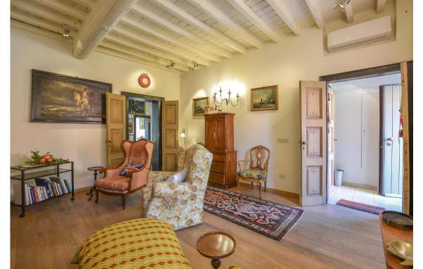 A la foto es mostra l'objecte 4 Bedroom Beautiful Apartment In Mantova situat a la ciutat de Mantova.