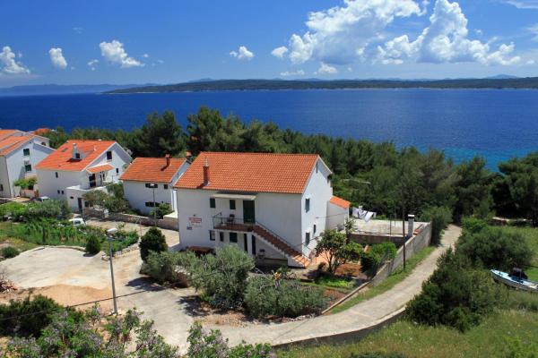 A la foto es mostra l'objecte Apartments by the sea Zavala, Hvar - 8745 situat a la ciutat de Jelsa.