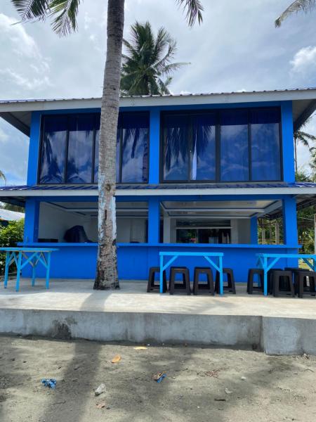 A la foto es mostra l'objecte Azure at Tranquility Bay Beach situat a la ciutat de Kinabutan.