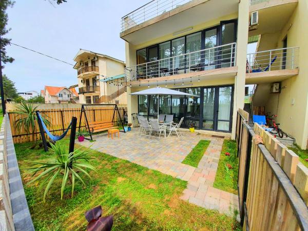 Na zdjęciu widoczny jest obiekt beachfront apartments ,,kapro-one,, położony w mieście Ureki.