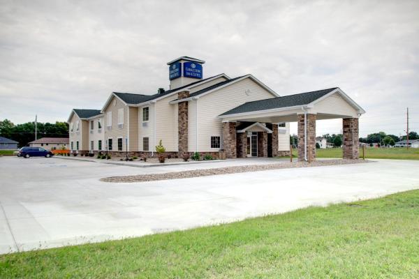 The photo shows the Cobblestone Inn & Suites - Schuyler located in the city of Howells.