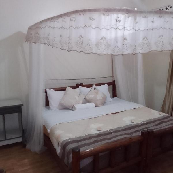 A la foto es mostra l'objecte Dream jet suites situat a la ciutat de Entebbe.