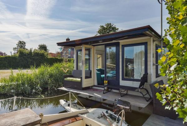 A la foto es mostra l'objecte Woonark Westeinder with kayaks close to Schiphol Airport situat a la ciutat de Aalsmeer.