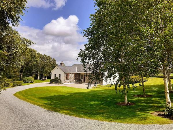 På billedet ses objektet Fraoch Cottage beliggende i byen Mountshannon.