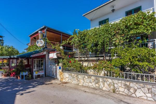 Na fotografii je vidět objekt Apartments with parking space Selce, Crikvenica - 19455 nacházející se ve městě Selce.