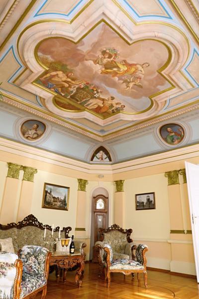 Na fotografii je vidět objekt Luxusní apartmán s empírovými freskami v centru Čáslavi nacházející se ve městě Čáslav.