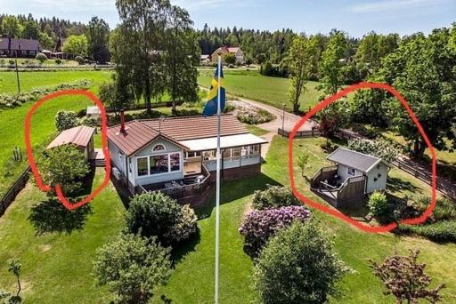 Na fotografii je vidět objekt Two small Guest houses by lake rent out as One nacházející se ve městě Skogslund.