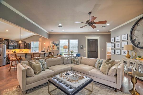 A la foto es mostra l'objecte Luxe Midland Retreat with Patio, Grill and Yard! situat a la ciutat de Midland.
