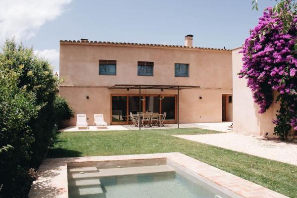 A la foto es mostra l'objecte Can Camades - Casa amb jardí i piscina a L'Empordà situat a la ciutat de Garrigolas.