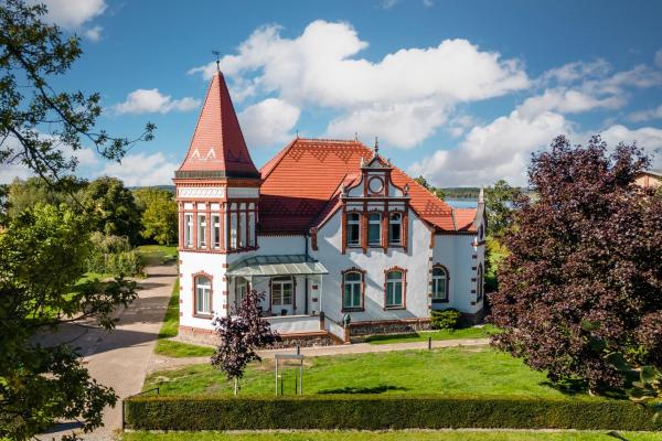 Na zdjęciu widoczny jest obiekt Hotel Villa am Stadthafen położony w mieście Weisdin.