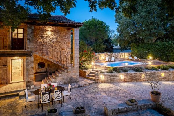 A la foto es mostra l'objecte Villa Arboretum situat a la ciutat de Poreč.