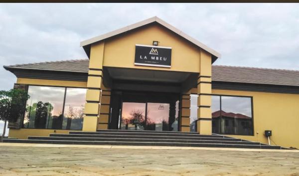 The photo shows the La mbeu concierge located in the city of Thohoyandou.