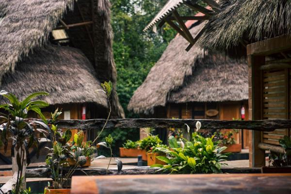 The photo shows the Jamu Lodge in the Cuyabeno Wildlife Reserve located in the city of Tarapoa.