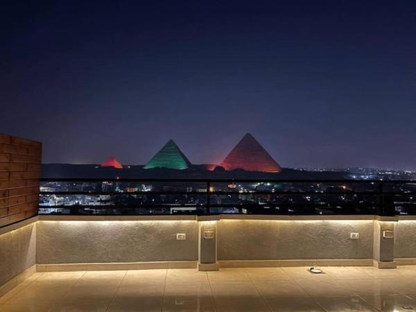 Nella foto è visibile l'oggetto Grand museum & Full pyramids View W Roof Top - Free BreakFast situato nella città di Il Cairo.