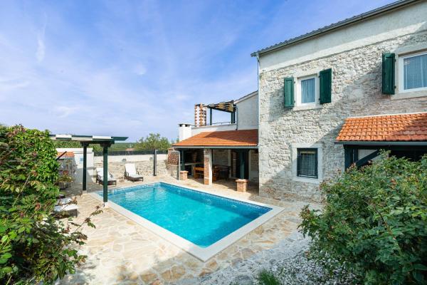 Na fotografii je vidět objekt Stone Villa Mia with pool nacházející se ve městě Debeljak.