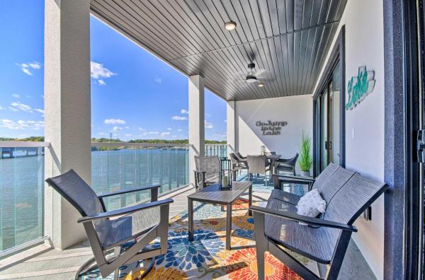 A la foto es mostra l'objecte Lake-View Patio + Pool Access: Osage Beach Condo situat a la ciutat de Osage Beach.