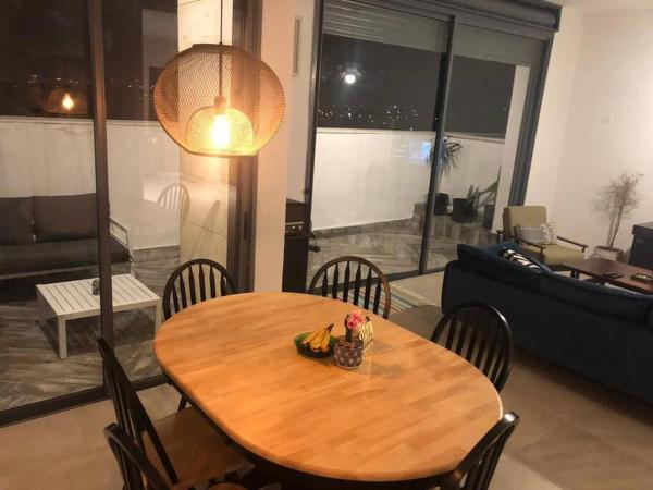 A la foto es mostra l'objecte Stunning four bedroom duplex in central Raanana situat a la ciutat de Gan H̱ayyim.