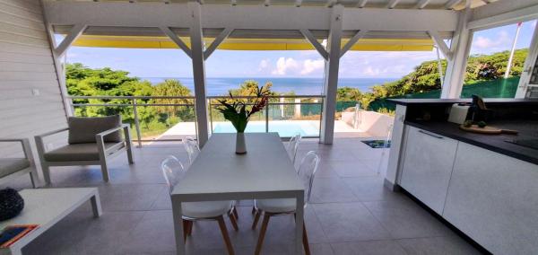 A la foto es mostra l'objecte Villa Blue Horizon situat a la ciutat de Deshaies.