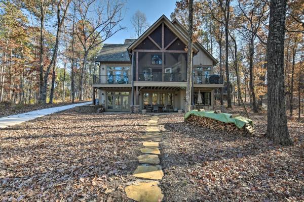 Na fotografii je vidět objekt Lake Keowee Cottage with Deck and Private Dock! nacházející se ve městě Six Mile.