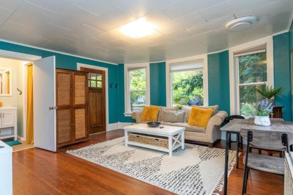 A la foto es mostra l'objecte Large funky 2 or 3 bedroom unit in prime location situat a la ciutat de Seattle.