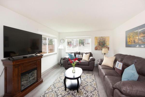 Auf dem Foto ist das Objekt RIVERWALK SEASIDE- Walk to Beach, Seaside Beach Condo, Pet Friendly, Sleeps 6 in der Stadt Seaside zu sehen.