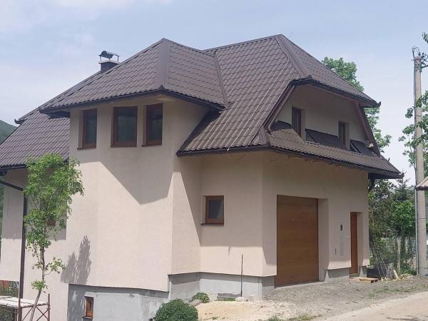 A la foto es mostra l'objecte Apartmani Jelenača situat a la ciutat de Sinanovići.