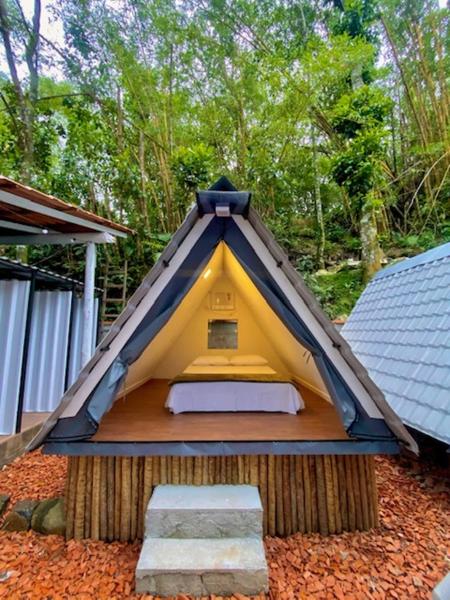 Na zdjęciu widoczny jest obiekt Aquário Glamping położony w mieście Abraão.