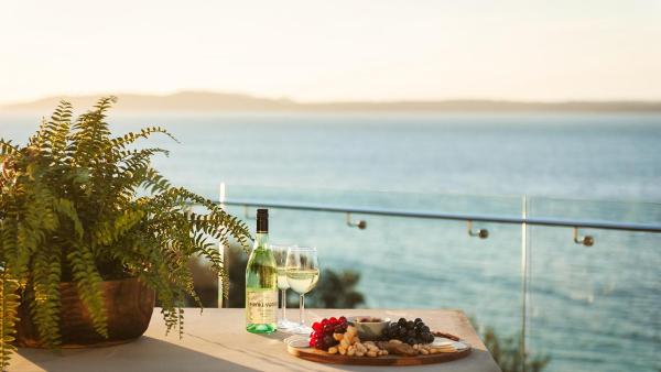 Riviera - Panoramic Water Views In The Heart Of Nelson Bay - Nelson Bay