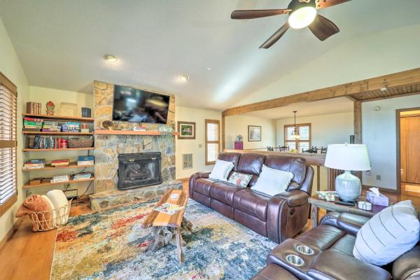 På billedet ses objektet Mtn-View Cabin w/ Deck, 2 Mi to Beech Mtn Slopes! beliggende i byen Beech Mountain.