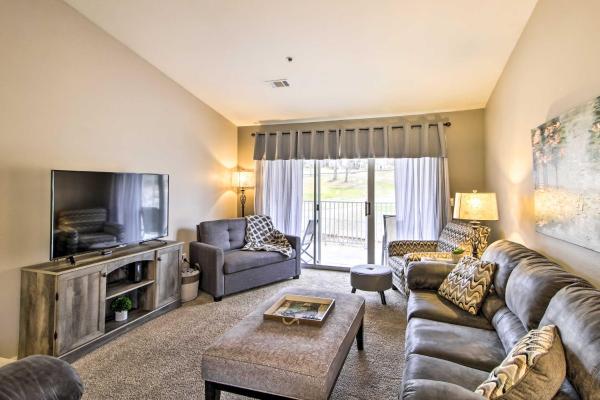 A la foto es mostra l'objecte Near Branson Strip! Water-View Condo w/ Balcony situat a la ciutat de Branson.