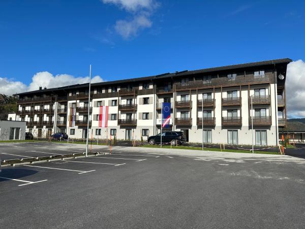 Na zdjęciu widoczny jest obiekt Sporthotel Ferlach położony w mieście Rauth.