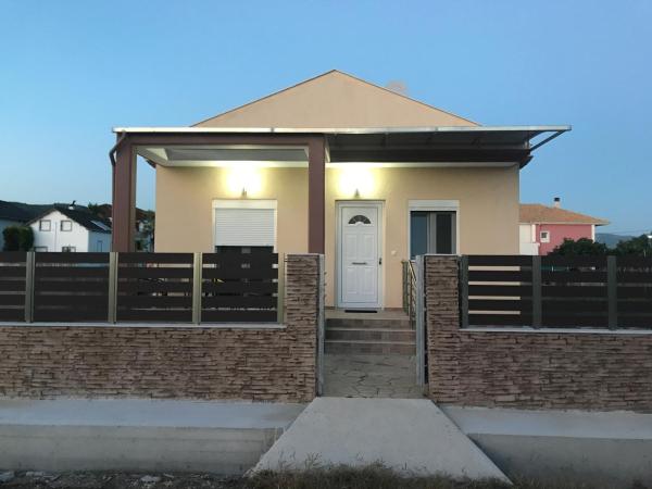 Na zdjęciu widoczny jest obiekt Georgiadis House położony w mieście Ammoudia.