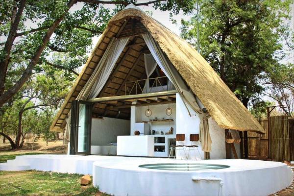 На фото показан объект Hot Spring bungalow in Limpopo, расположенный в городе Kaalvallei.