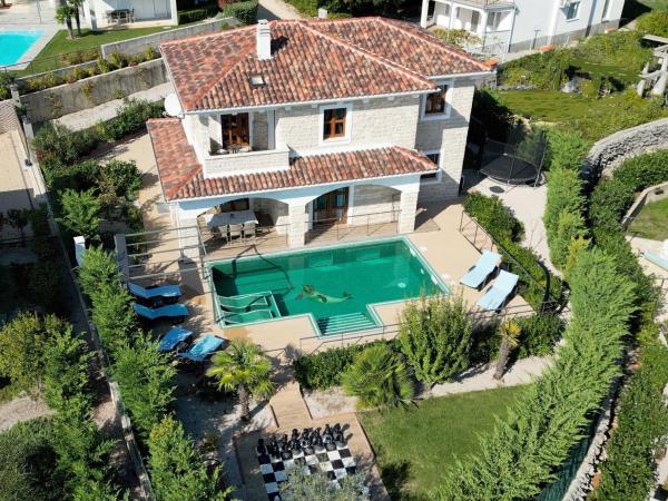 På billedet ses objektet Villa NOAH - 4 bedrooms, 4 bathrooms, heated inside pool, jacuzzi, sauna, gym beliggende i byen Kornić.