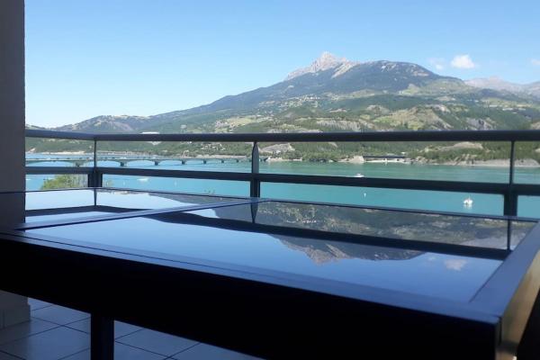 Na fotografii je vidět objekt T3 Savines le lac - 2 chambres et terrasse avec vue imprenable sur les montagnes ! nacházející se ve městě Savines.