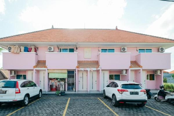 The photo shows the RedDoorz at Kawaii Apartment Jimbaran located in the city of Balian.