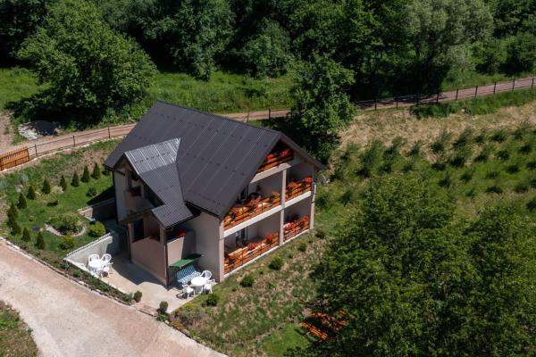 På billedet ses objektet Biserna Dolina Uvac beliggende i byen Družiniće.