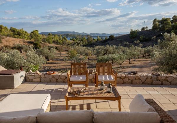 Na zdjęciu widoczny jest obiekt Roxanne's Olive Grove House położony w mieście Kranidi.