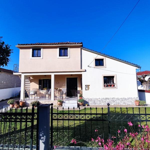 A la foto es mostra l'objecte VILLA KATERINA situat a la ciutat de Gómfoi.