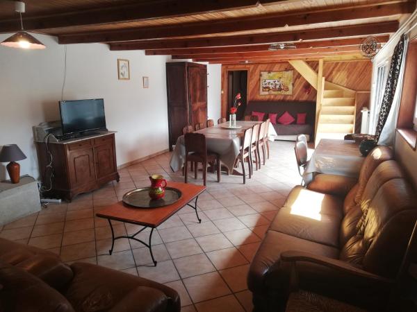 A la foto es mostra l'objecte Grand gite 14 personnes ,cour ,salle de jeux, proche du village , commerces situat a la ciutat de Murat.