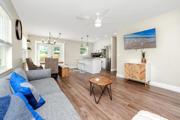 A la foto es mostra l'objecte Modern Vacation Home 3BR 1BTH Close to Gulf Beach situat a la ciutat de Largo.