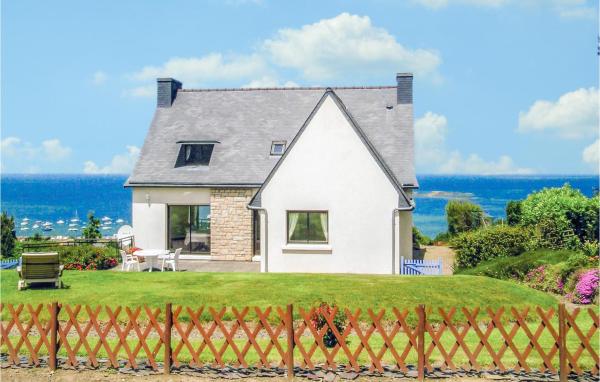 A la foto es mostra l'objecte Beautiful Home In Trélévern With Wifi situat a la ciutat de Trélévern.