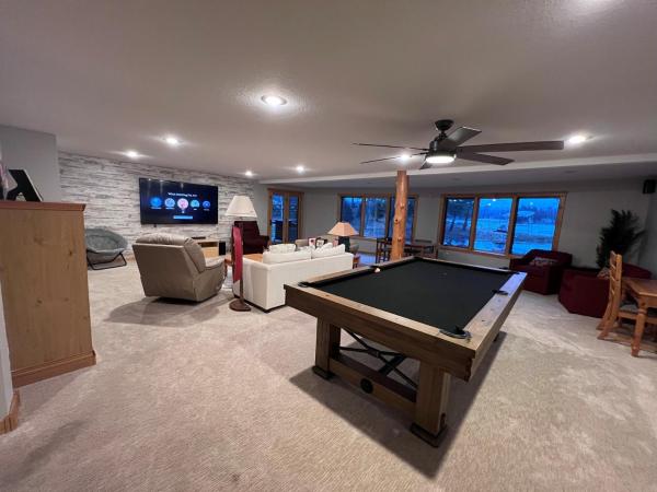 A la foto es mostra l'objecte Large Log Home on Lake with Hot Tub situat a la ciutat de Cross Lake.